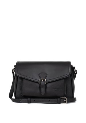 Czarna skórzana torba na ramię z klapą, srebrnymi dodatkami, regulowanym paskiem i teksturowanym wykończeniem. Posiada szczegóły z klamrą z przodu.