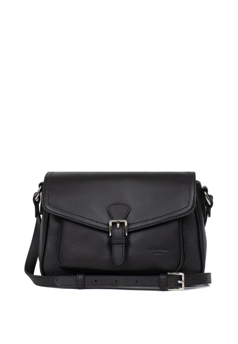 Borsa a tracolla in pelle nera con chiusura a patta, hardware argentato, tracolla regolabile e finitura testurizzata. Presenta un dettaglio con fibbia anteriore.