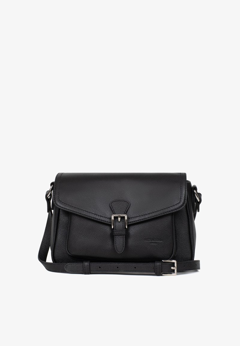 Czarna skórzana torba na ramię z klapą, srebrnymi dodatkami, regulowanym paskiem i teksturowanym wykończeniem. Posiada szczegóły z klamrą z przodu.