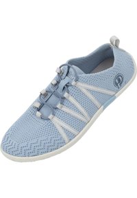 Zapatilla deportiva de malla azul claro con una superficie texturizada, cordones elásticos y acentos blancos. Presenta una suela flexible con punta redondeada.