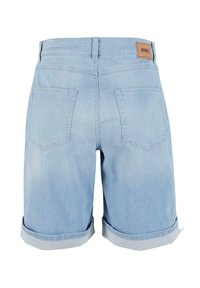 Shorts en denim bleu clair avec un ourlet retroussé, dotés de deux poches arrière et d'une étiquette en cuir sur la ceinture. Texture lisse et design décontracté.