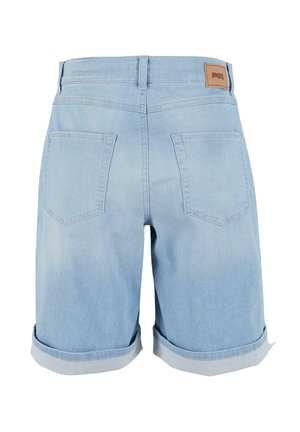 Pantalones cortos de mezclilla azul claro con dobladillo enrollado, que cuentan con dos bolsillos traseros y una etiqueta de cuero en la cinturilla. Textura suave y diseño casual.