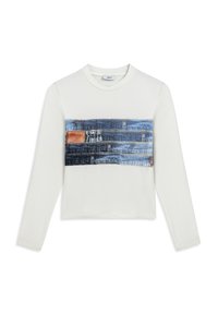 Witte langwerpige shirt met lange mouwen, voorzien van een spijkerstofafbeelding over de borst in verschillende tinten blauw, een bruine accent en een ronde halslijn.
