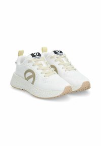 Scarpe sportive bianche con tessuto testurizzato, lacci beige e suola marrone chiaro. Presentano un logo aperto sul lato e una etichetta nera a contrasto.
