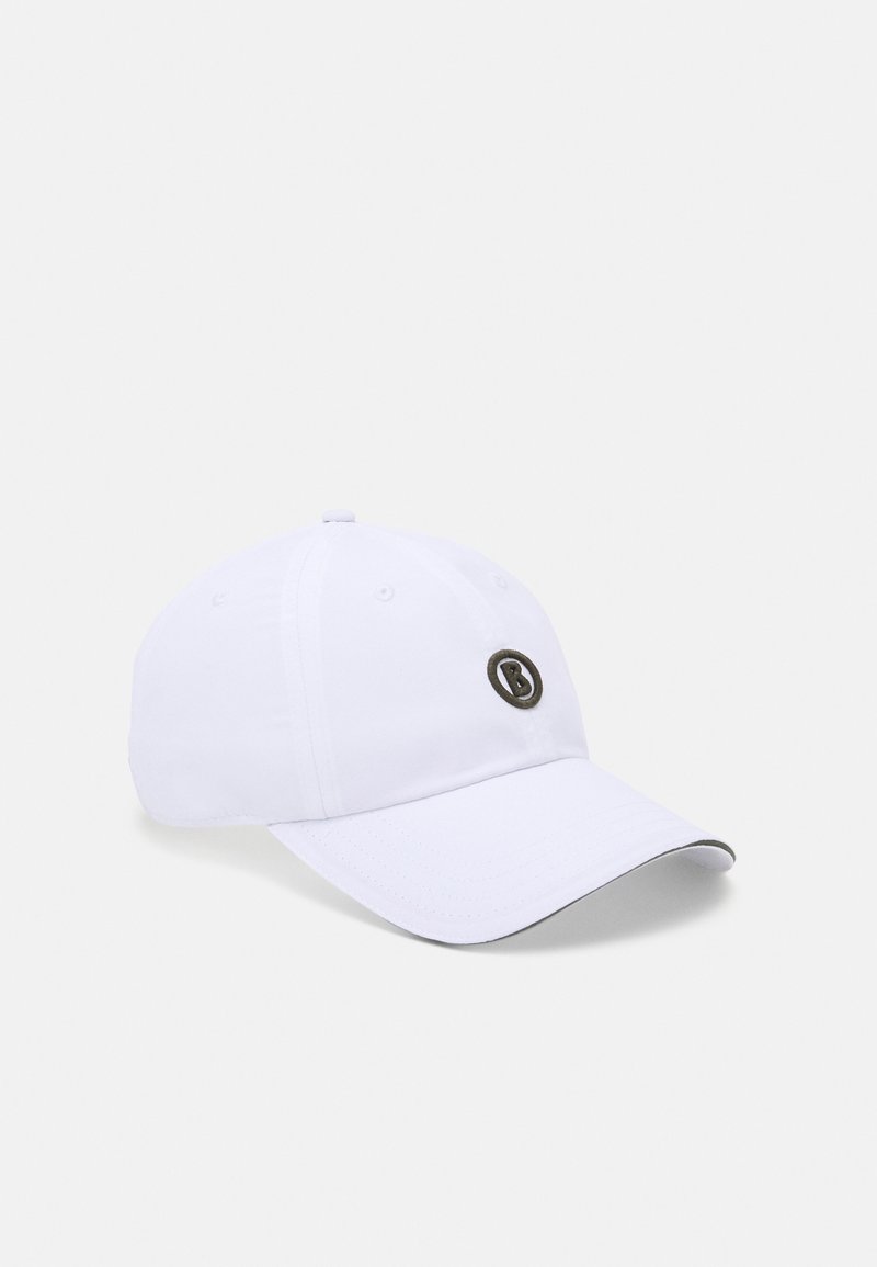 Casquette de baseball blanche avec une visière courbée, ornée d'un petit emblème noir rond portant la lettre « B » sur le panneau avant.