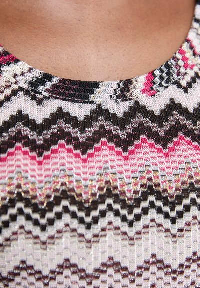 Top lavorato a maglia con un motivo a zigzag nei colori rosa, nero e bianco, arricchito da dettagli metallici. Collo rotondo; tessuto testurizzato con una finitura lucente.