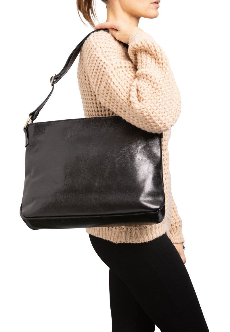 Zwarte leren handtas met een gladde textuur, rechthoekige vorm en een lange verstelbare schouderband. Heeft een subtiele glans en minimale hardware.