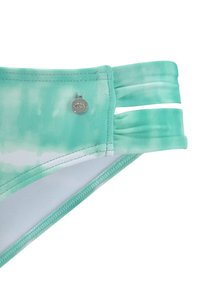 Bikini hlače v mint zeleni barvi s tie-dye vzorcem, z dvojnimi naramnicami in srebrnim logotipom. Gladka tkanina s kontrastnim belim podlogom.