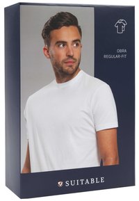 Witte T-shirt met korte mouwen, gepresenteerd op een doos, met een ronde hals en een normale pasvorm. De doos heeft een donkerblauwe achtergrond en een logo.