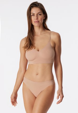 Hautfarbener, weicher BH und passendes Slips-Set. Der BH hat dünne Träger und ein V-Ausschnitt-Design; glatte, matte Textur mit minimalen Nähten.
