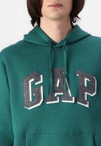 GAP HERITAGE LOGO - Ikdienas džemperis - balsam tree