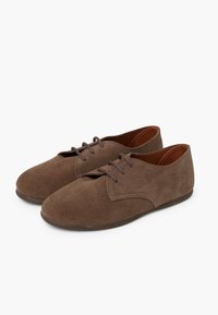 Scarpe stringate in suede marrone con punta rotonda, profilo basso e una texture liscia. Design minimalista con una calzata confortevole.