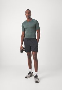 Nike Performance Apakškrekls - vintage green/black
