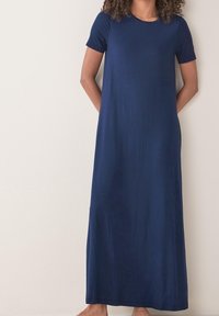 Laivastonsininen maxi-mekko, joka on valmistettu pehmeästä kankaasta, lyhyet hihat, pyöreä pääntie ja rento siluetti, jossa on sivutaskut.