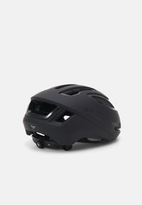 Czarny kask rowerowy o aerodynamicznym kształcie, z wieloma otworami wentylacyjnymi, regulowanym paskiem i matowym, teksturowanym wykończeniem. Lekki i kompaktowy.