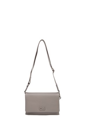 Sac à épaule rectangulaire en cuir gris avec bandoulière ajustable et petit logo métallique sur le rabat avant.