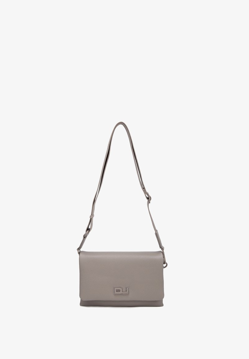 Sac à épaule rectangulaire en cuir gris avec bandoulière ajustable et petit logo métallique sur le rabat avant.