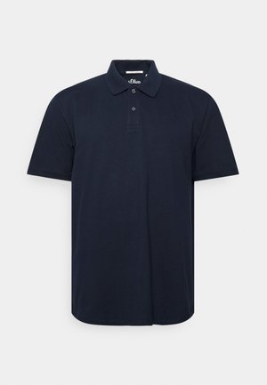 Marineblå kortærmet polo i bomuld med klassisk krave, tre-knaps åbning og diskret branding på brystet.