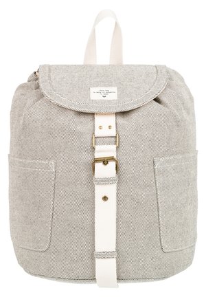 Jasnoszary plecak z teksturowanej tkaniny z przednią klapą, białym paskiem z mosiężną klamrą, bocznymi kieszeniami i pętlą do trzymania u góry.