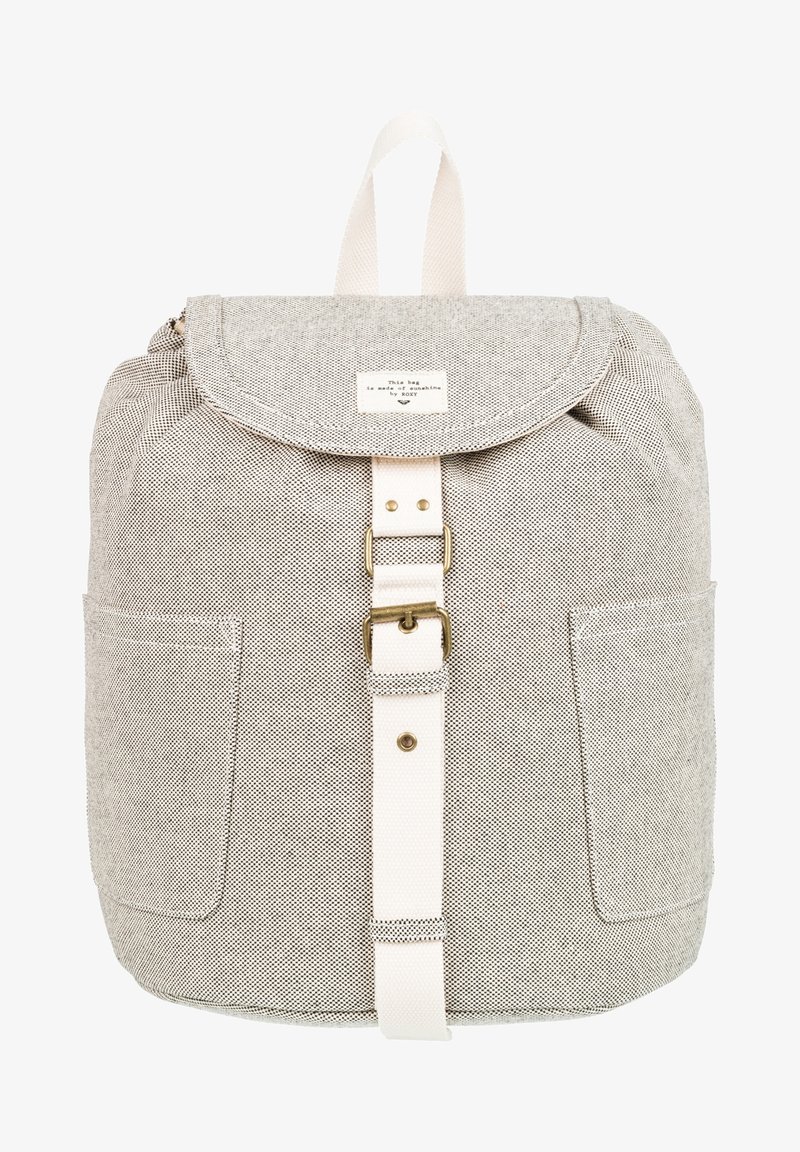 Sac à dos en tissu gris clair texturé avec rabat avant, sangle blanche avec boucle en laiton, poches latérales et boucle de poignée supérieure.