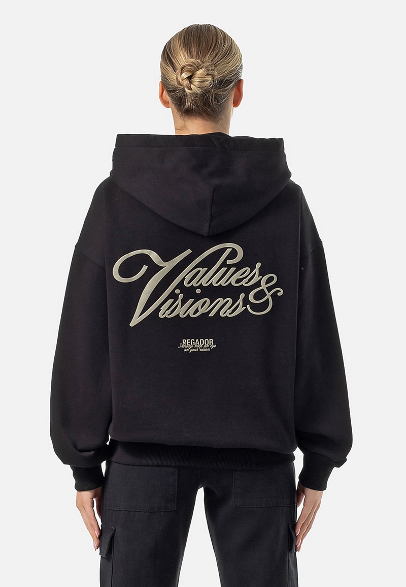 Felpa nera con cappuccio, caratterizzata da un testo audace e stilizzato "Values & Visions" in finitura oro metallico sul retro. Vestibilità morbida con polsini a coste.