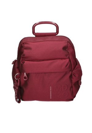 Mochila de tela texturizada roja con un asa en la parte superior, cierres de cremallera, bolsillo frontal y branding en el lateral. Presenta un sutil patrón de puntos.