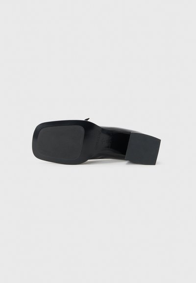 Pantof cu toc înalt negru, cu vârf pătrat și toc solid; material neted cu talpă din cauciuc plat; design minimalist.
