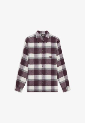 Camisa de franela a cuadros en rojo oscuro, blanco y gris. Presenta mangas largas, cuello y cierre de botones. Incluye un logo en el bolsillo del pecho.