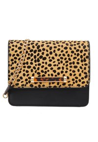 Clutch con stampa leopardata e tracolla in catena dorata. Pelle con pelo in tessuto marrone e nero, con fondo in pelle nera e accento in tartaruga.
