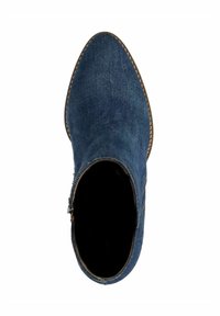 Denim enkelboot met een spitse neus, blauwe kleur, bovenkant van textuurstof, zijrits en een contrasterende bruine zooltrim.