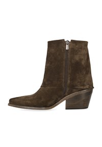 Botas de tobillo de ante marrón con puntera afilada, cierre de cremallera lateral y tacón de madera apilada. Textura suave y diseño elegante.