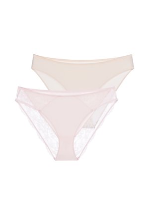 Vrouw die lichtroze bikinibroekje met kanten rand draagt, met zicht op de taille en bovenbenen tegen een effen achtergrond.
