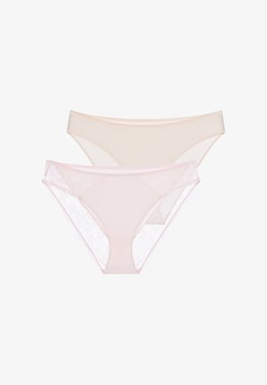 Vrouw die lichtroze bikinibroekje met kanten rand draagt, met zicht op de taille en bovenbenen tegen een effen achtergrond.