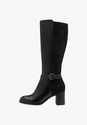 Schwarze kniehohe Stiefel mit einem eleganten Lederobermaterial und einem weichen Wildlederschaft, ausgestattet mit einem dekorativen Gürtel und einem Blockabsatz für Stabilität.