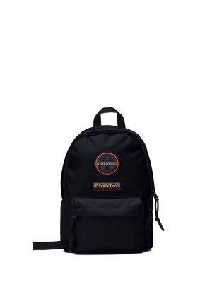 Sort Napapijri rygsæk med lynlåslomme foran, topgreb, justerbare stropper og logopatches i orange og hvid.