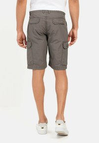 Grå cargoshorts med flere sidelommer, lavet af letvægtsstof, med syede detaljer og en justerbar talje.