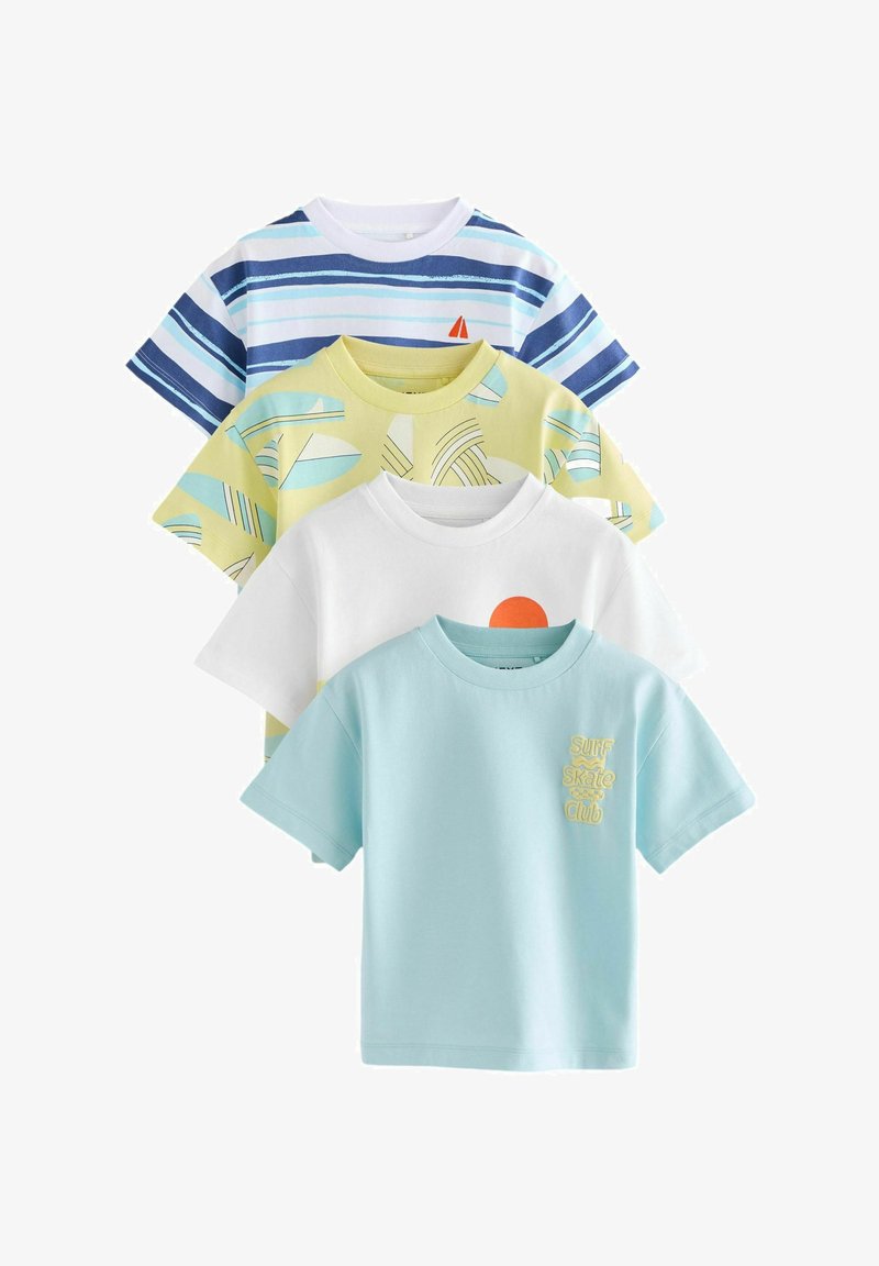 Fire børne t-shirts med korte ærmer i blå, hvid med orange sol, gul med abstrakte former og blå med teksten "Surf Skate Club".