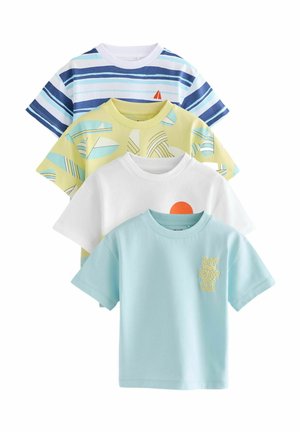 Fyra kortärmade t-shirts: randig blå/vit, gul med blå mönster, enfärgad vit med orange cirkel, enfärgad ljusblå med tryck av "Surf Skate Club".