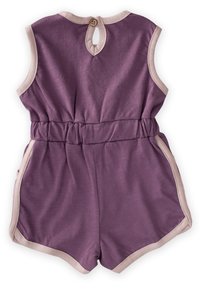 Romper de algodón morado con diseño sin mangas, cinturilla elástica y ribete beige en contraste. Cuenta con un cierre de botón en forma de llave en la parte posterior.