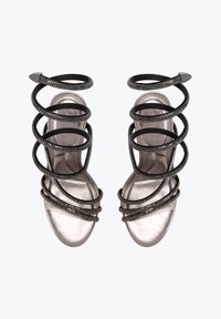 Czarne sandały na wysokim obcasie z paskami oplatającymi nogę, ozdobione małymi cyrkoniami, ukazane z góry na białym tle.