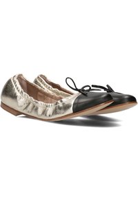 Zwarte en metallic gouden balletschoenen met een ronde neus, geraffineerde rimpeling langs de rand en een dunne zwarte strik aan de voorkant. Platte zool.
