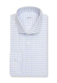 Chemise blanche à carreaux bleu clair. Elle présente un col classique, une patte de boutonnage à l'avant et des poignets simples avec des boutons en nacre.