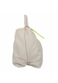 Sac en faux cuir beige avec un design froncé, poignée tressée et un tirant de fermeture jaune vif. Texture lisse avec un éclat subtil.