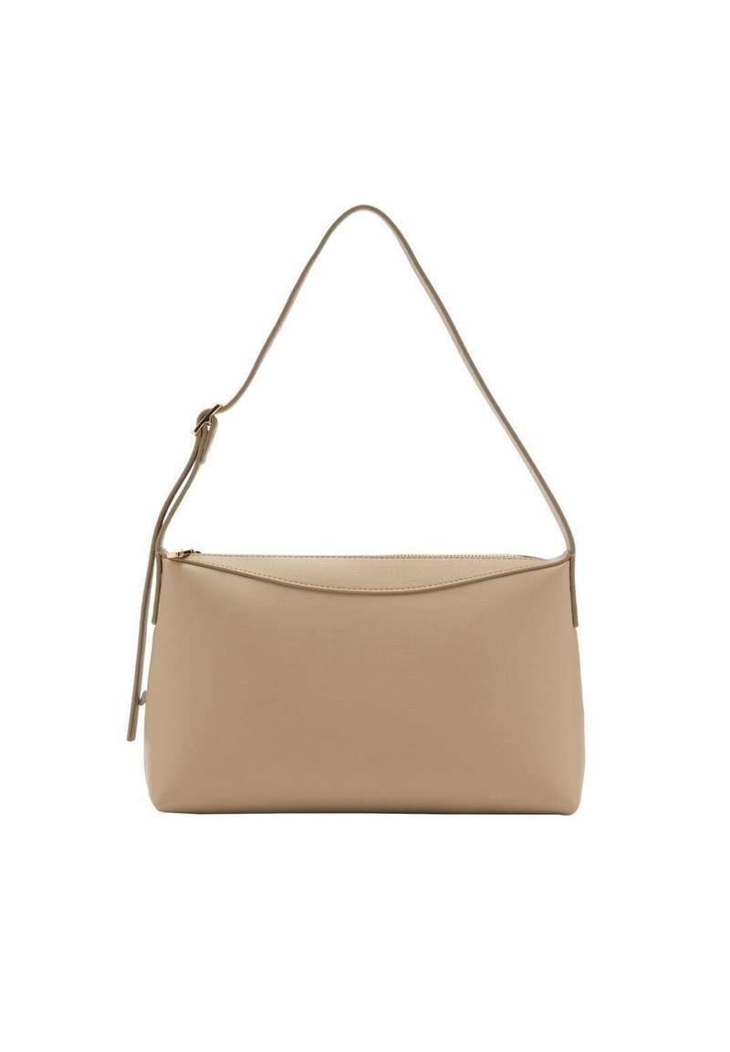 Bolso de mano de cuero beige con forma rectangular plana, una sola correa para el hombro y una textura suave. Presenta un cierre de cremallera en la parte superior.