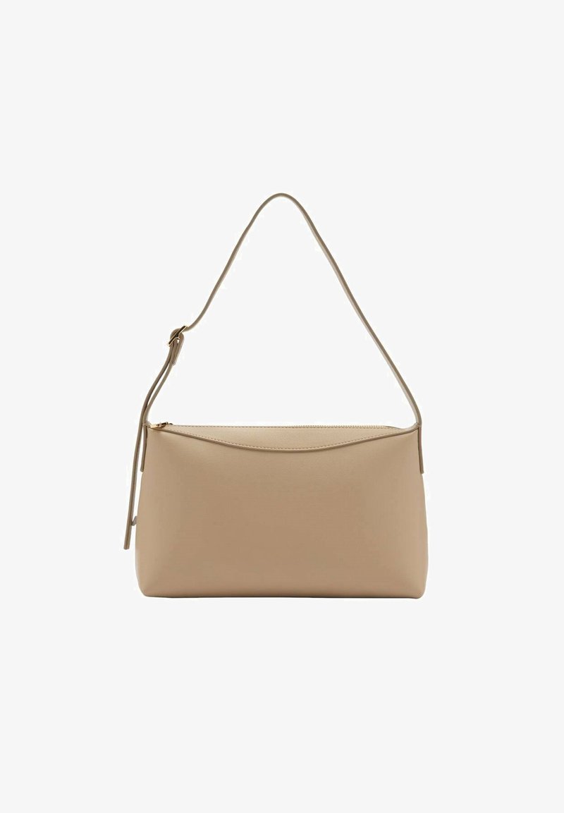 Bolso de mano de cuero beige con forma rectangular plana, una sola correa para el hombro y una textura suave. Presenta un cierre de cremallera en la parte superior.