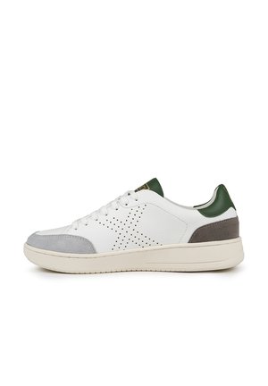 Zapatilla blanca con una puntera de ante gris, acento verde en el talón y un patrón de estrella perforado en el costado. La suela de goma ofrece tracción.