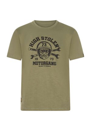 T-shirt vert olive à manches courtes avec un design graphique noir représentant un visage casqué, des clés à molette, et le texte "HIGH STOLEN MOTORGANG 1973."