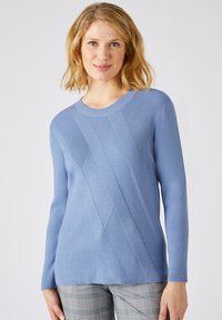 Maglione lavorato a maglia azzurro chiaro con una texture a coste e dettagli a pannello diagonale; presenta maniche lunghe e un colletto rotondo.
