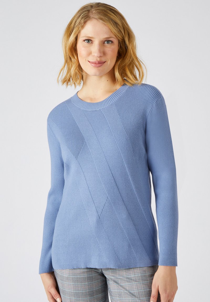 Maglione lavorato a maglia azzurro chiaro con una texture a coste e dettagli a pannello diagonale; presenta maniche lunghe e un colletto rotondo.