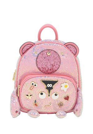 Petit sac à dos rose à paillettes en forme d’ours avec des oreilles, des pattes et une poche avant décorée avec des pins en émail ludiques.